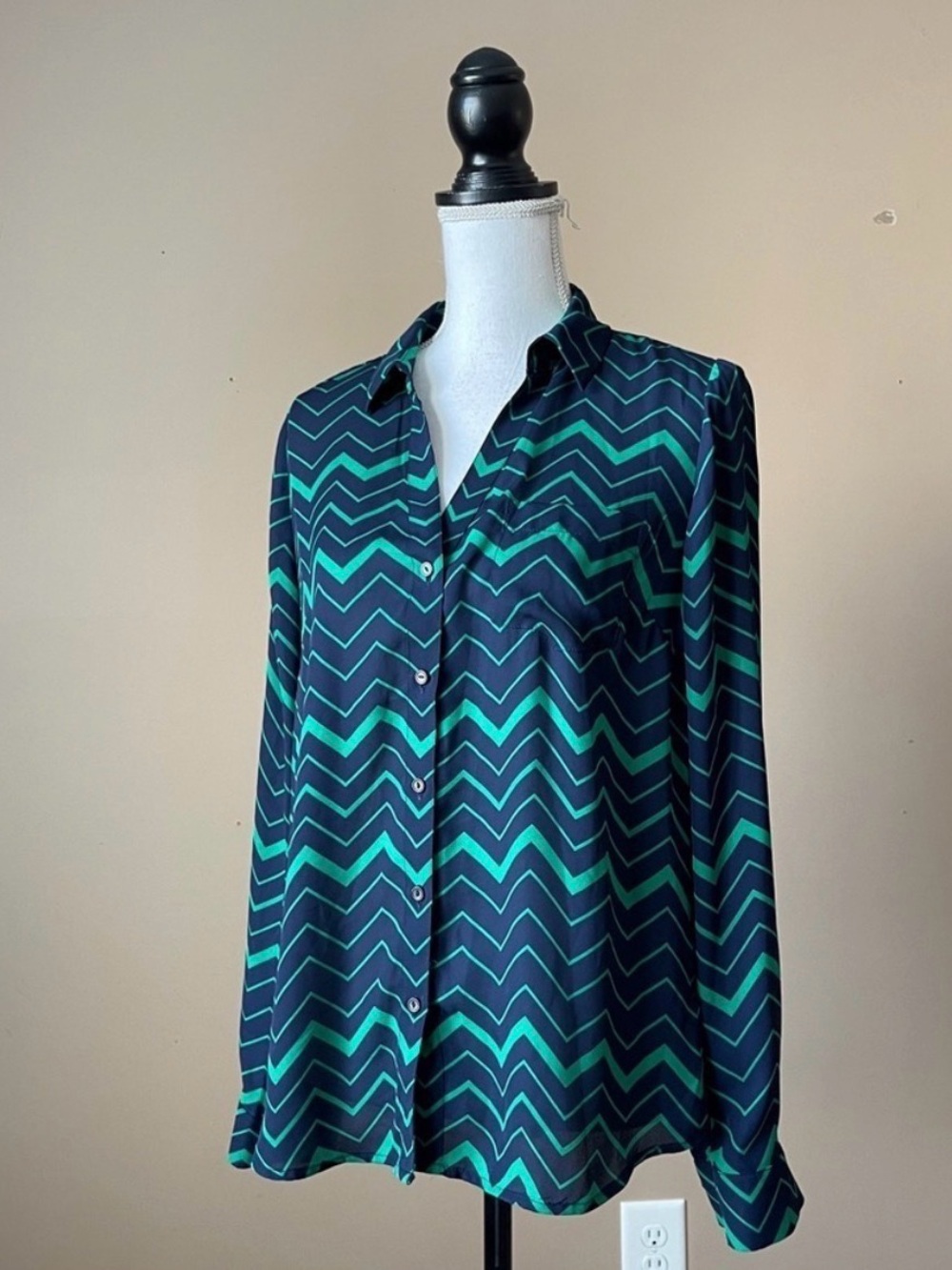 THE LIMITED | Chevron Print Button Down Blouse Sz M